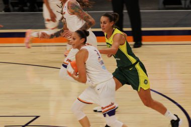 ARIZONA, ABD - 8 Mayıs 2021: Phoenix Suns Arena 'da Mercury Storm' a karşı. Kadın basketbol şampiyonası