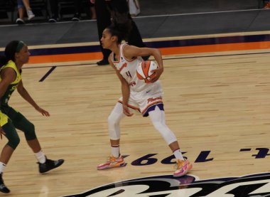 ARIZONA, ABD - 8 Mayıs 2021: Phoenix Suns Arena 'da Mercury Storm' a karşı. Kadın basketbol şampiyonası