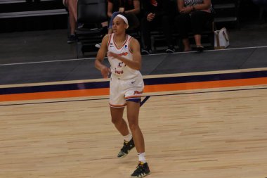 ARIZONA, ABD - 8 Mayıs 2021: Phoenix Suns Arena 'da Mercury Storm' a karşı. Kadın basketbol şampiyonası