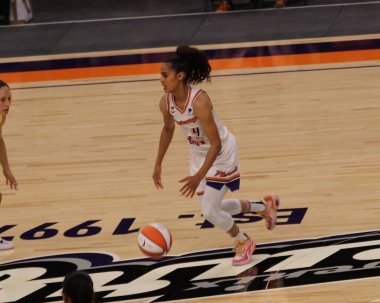 ARIZONA, ABD - 8 Mayıs 2021: Phoenix Suns Arena 'da Mercury Storm' a karşı. Kadın basketbol şampiyonası