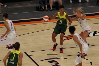 ARIZONA, ABD - 8 Mayıs 2021: Phoenix Suns Arena 'da Mercury Storm' a karşı. Kadın basketbol şampiyonası
