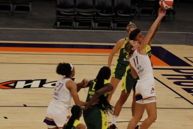 ARIZONA, ABD - 8 Mayıs 2021: Phoenix Suns Arena 'da Mercury Storm' a karşı. Kadın basketbol şampiyonası