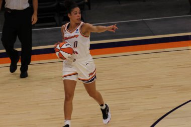 ARIZONA, ABD - 8 Mayıs 2021: Phoenix Suns Arena 'da Mercury Storm' a karşı. Kadın basketbol şampiyonası
