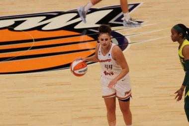 ARIZONA, ABD - 8 Mayıs 2021: Phoenix Suns Arena 'da Mercury Storm' a karşı. Kadın basketbol şampiyonası