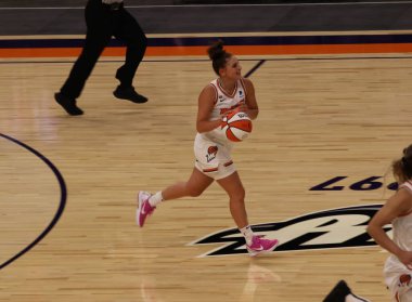 ARIZONA, ABD - 8 Mayıs 2021: Phoenix Suns Arena 'da Mercury Storm' a karşı. Kadın basketbol şampiyonası