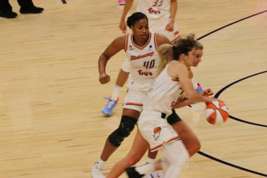 ARIZONA, ABD - 8 Mayıs 2021: Phoenix Suns Arena 'da Mercury Storm' a karşı. Kadın basketbol şampiyonası