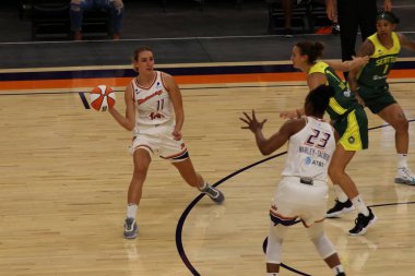 ARIZONA, ABD - 8 Mayıs 2021: Phoenix Suns Arena 'da Mercury Storm' a karşı. Kadın basketbol şampiyonası