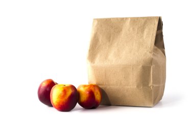 şeftaliler beyaz arkaplanda