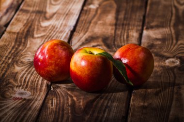 Ahşap bir arka planda şeftaliler