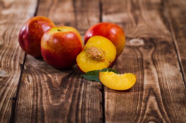 Ahşap bir arka planda şeftaliler