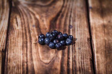 ahşap bir arka planda yaban mersini