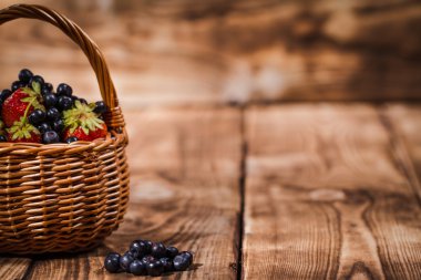 ahşap bir arka planda yaban mersini