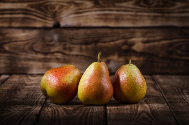 Ahşap bir arka planda armutlar