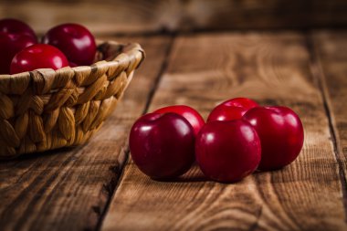 Ahşap arka planda erikler