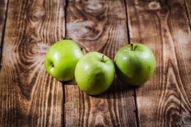 Ahşap arkaplanda elmalar