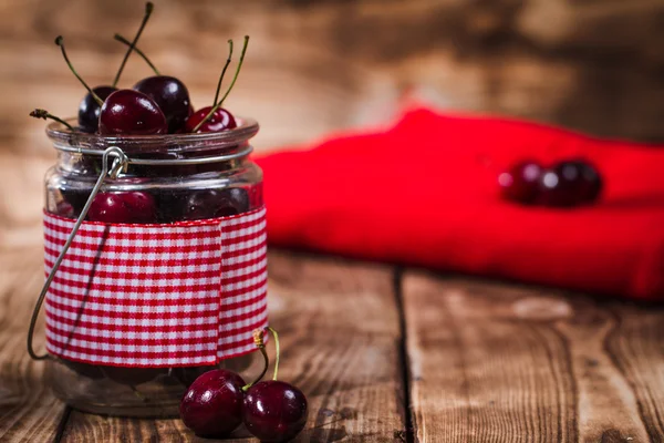 Třešeň na dřevěném pozadí — Stock fotografie