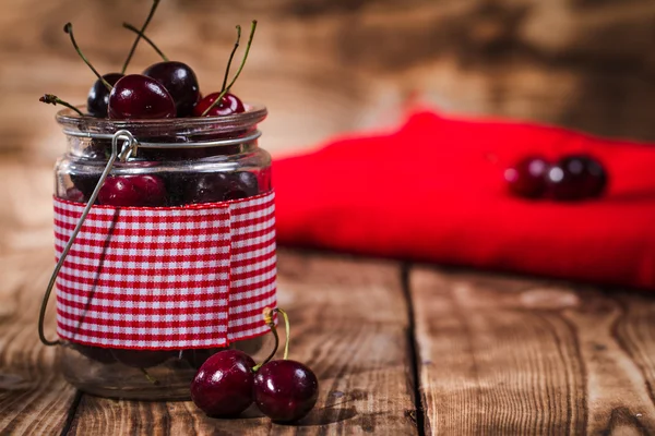 Třešeň na dřevěném pozadí — Stock fotografie