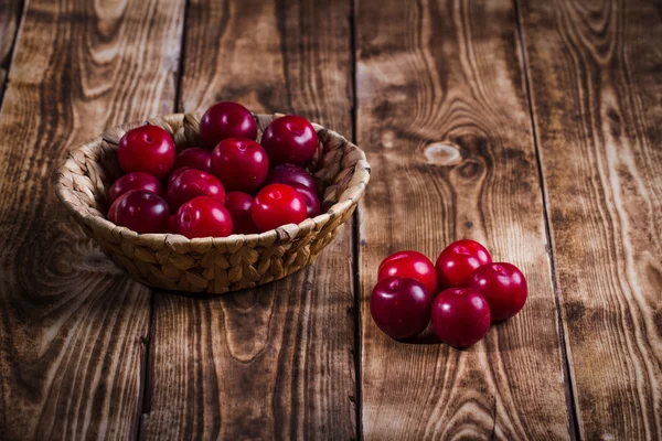 Švestky na dřevěném pozadí — Stock fotografie