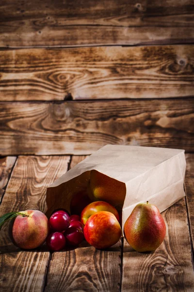 Frutos en el fondo de madera — Foto de Stock