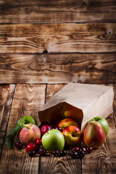 Frutos en el fondo de madera — Foto de Stock