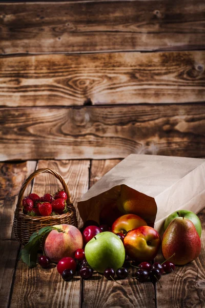 Owoce na drewniane tła — Zdjęcie stockowe