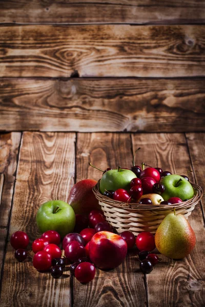 Vruchten op de houten achtergrond — Stockfoto