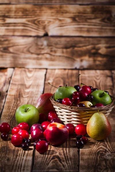 Vruchten op de houten achtergrond — Stockfoto