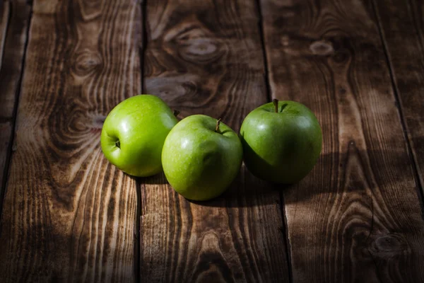 Manzanas sobre un fondo de madera — Foto de Stock