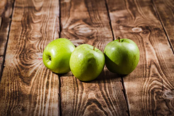 Jabłka na drewnianym tle — Zdjęcie stockowe