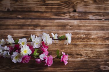 Tahta bir arka planda kiraz