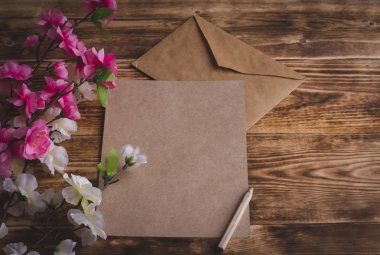 Tahta bir arka planda kiraz