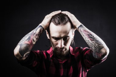 Çıplak gövde ve tattooes olan bir adam portresi