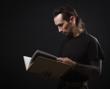 Çıplak gövde ve tattooes olan bir adam portresi