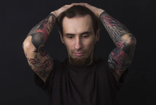 Portret van een man met naakte torso en tattooes — Stockfoto