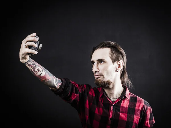 Portret van een man met naakte torso en tattooes — Stockfoto