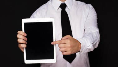 Tablet elinde tutan adam