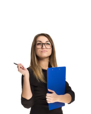 İş kadını beyaz bir arka plan üzerinde elinde bir klasörle