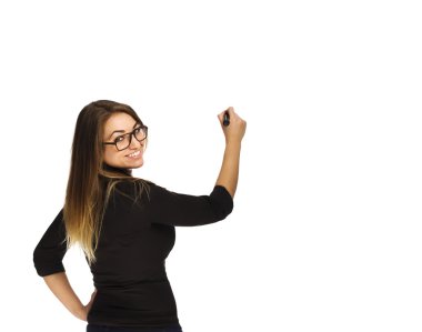 Kız bir işaretleyici bir elinde tutar.