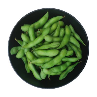 Siyah kasedeki yeşil Japon soya fasulyelerinin beyaza izole edilmiş görüntüsü..