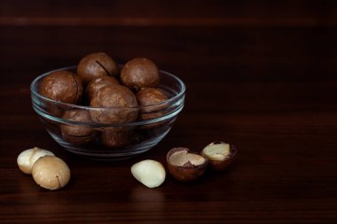 Tahta masada fındıklı kaseler.