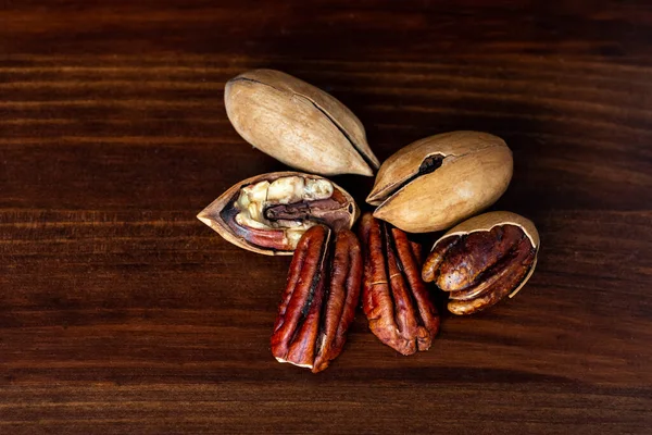 Pecan nuts on a wooden table. Heap or stack of pecan — Stock Photo, Image