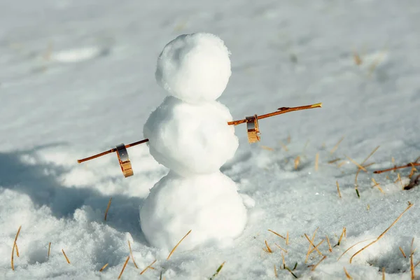 Bałwan trzymający obrączki. Bałwan stoi w śniegu. — Zdjęcie stockowe