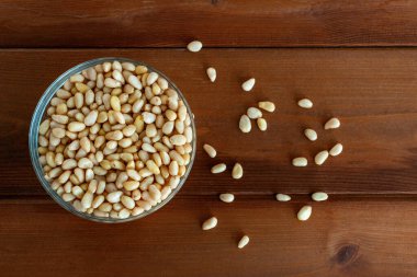 Tahta masada çam fıstıklı kase. Üst görünüm