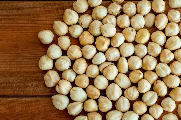 Scattered Table Roasted Hazelnuts Wooden Table Peeled Roasted Hazelnut View — Stock Photo, Image