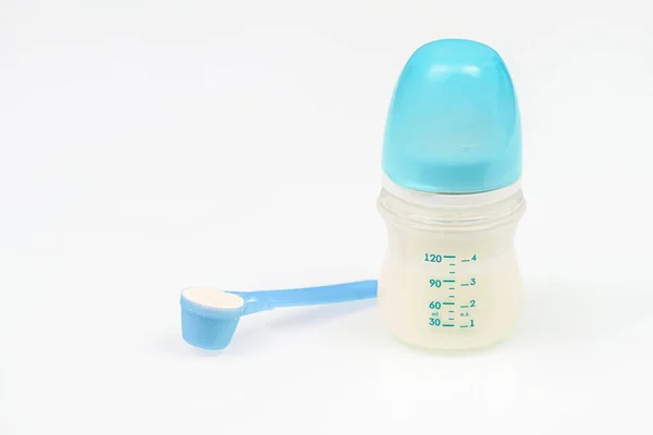 Puder Löffelnaher Babyflasche Auf Weißem Hintergrund Babynahrung Kopierraum — Stockfoto