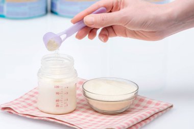 Bebek besleme karışımı hazırlığı. Bebek maması hazırlamaya yakın durun. Bebeğin biberonunu hazırlıyorum. Bebeklerin yapay beslenmesi