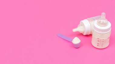 Beyaz arka planda bebek şişesinin yanındaki kaşıkta toz. Bebek maması. Formül, Kepçe ve Şişe