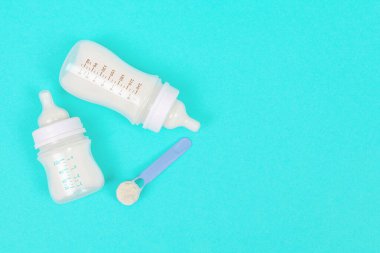 Nane yeşili arka planda bebek sütü. Beslenme zamanı. - Yakın çekim. Bakış açısı