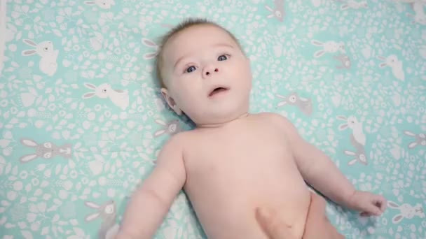 女手为新生儿做腹部按摩 按摩高跟鞋 幼儿的医疗程序 — 图库视频影像