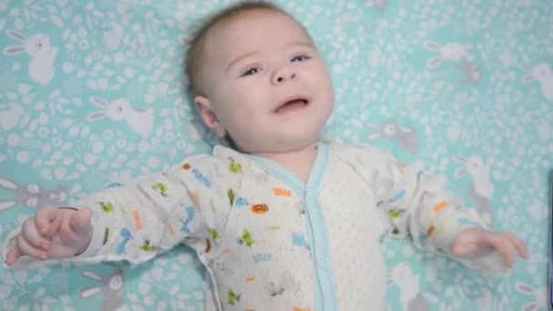 Yumuşak Bir Battaniyeye Uzanmış Üzgün Bir Erkek Bebek Anne Oğlunu — Stok video